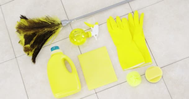 Guantes de goma amarilla y artículos de limpieza — Vídeos de Stock