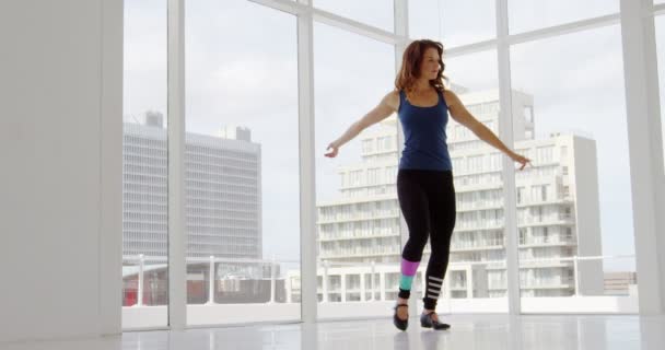 Танцор, практикующий современный танец — стоковое видео