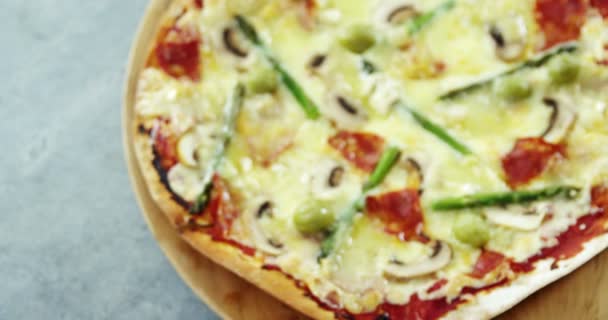 Leckere Pizza mit einem Glas Bier — Stockvideo