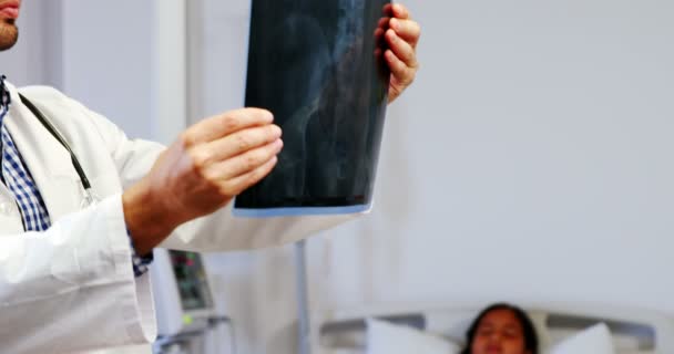 Docteur examinant le rapport de rayons X — Video