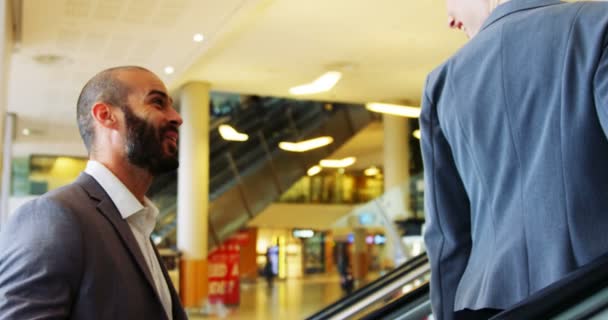 Gente de negocios interactuando en una escalera mecánica — Vídeo de stock