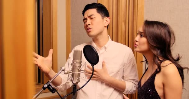 Cantantes actuando en estudio — Vídeos de Stock