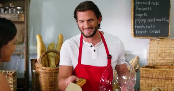 Donna che acquista pane al negozio di panetteria — Video Stock