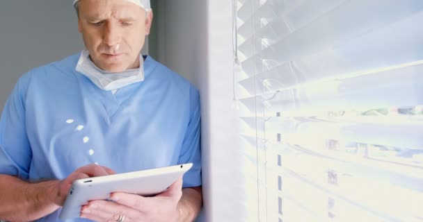 Chirurg met behulp van digitale Tablet PC — Stockvideo