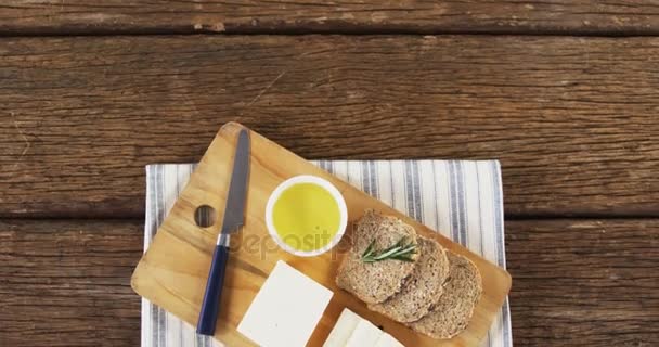 Dilim ekmek, peynir, sos ve bıçak — Stok video