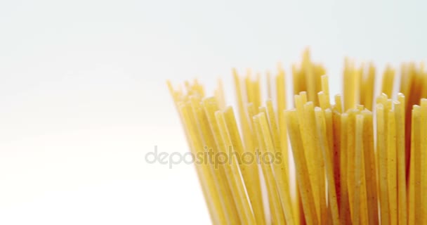 Beyaz arka planda çiğ spagetti — Stok video