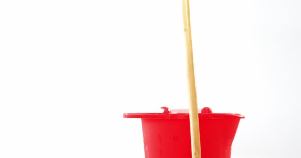 Vytírání kbelík s mopem podlahu — Stock video