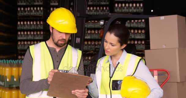 Supervisores discutiendo sobre portapapeles — Vídeos de Stock