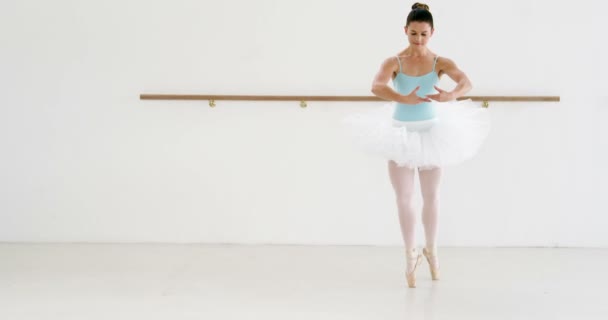 Balerina gyakorló balett tánc — Stock videók