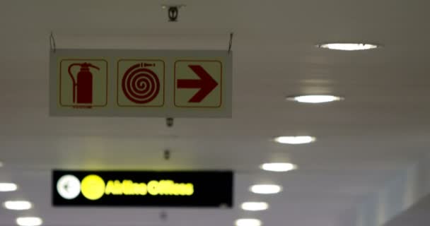 Señales direccionales en la terminal del aeropuerto — Vídeos de Stock