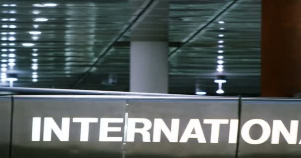 Signo de llegadas internacionales — Stockvideo