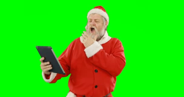 Weihnachtsmann mit digitalem Tablet — Stockvideo