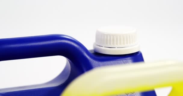 Limpeza doméstica líquido em recipiente — Vídeo de Stock