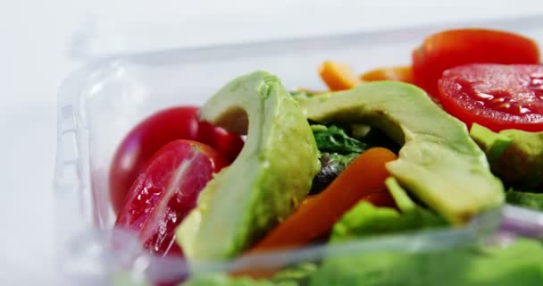 Свіжі овочі в пластиковій тарі — стокове відео