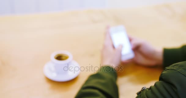 Hombre usando teléfono móvil — Vídeos de Stock