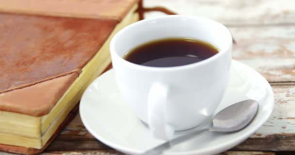 Šálek kávy a knihy — Stock video