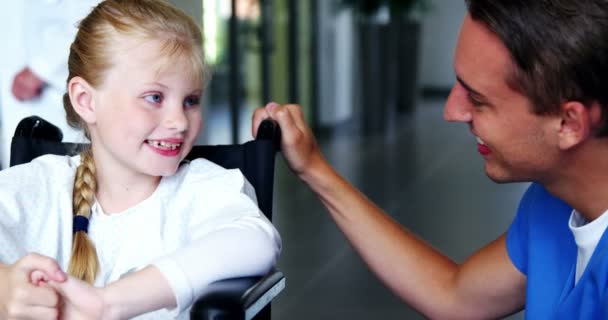 Dokter interactie met uitschakelen meisje — Stockvideo