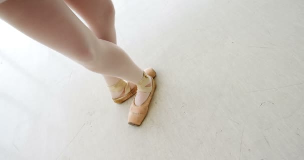 Ballerina übt Balletttanz — Stockvideo