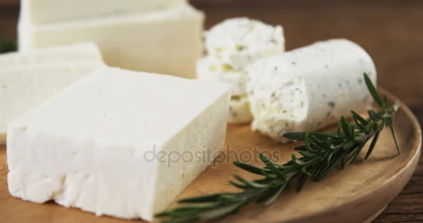 Tranches de fromage sur planche de bois — Video