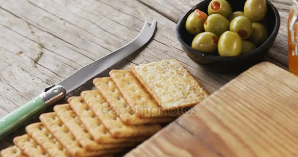 Knapperige koekjes, mes, olijven, jam, rozemarijn kruid en walnoten — Stockvideo