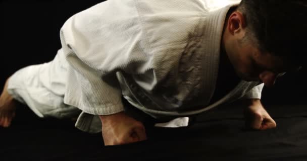 Karate hombre realizando flexiones — Vídeos de Stock