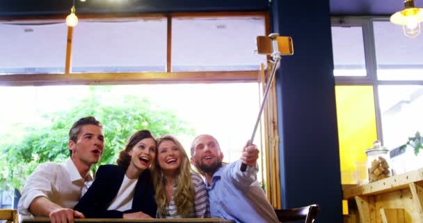 Amigos tomando una selfie en la cafetería — Vídeo de stock