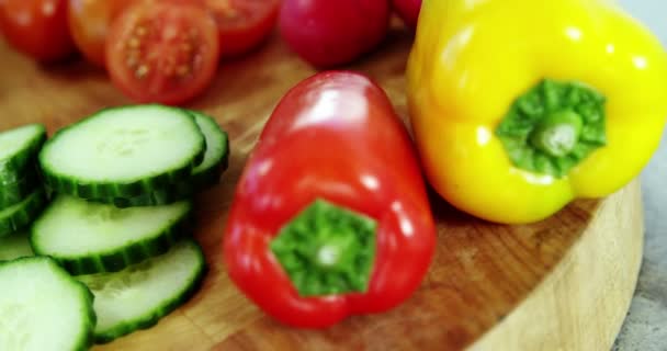 Различные овощи на доске — стоковое видео