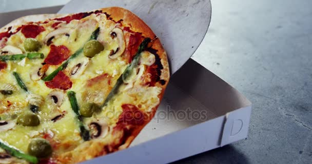 Baked pizza with vegetable toppings — Stock Video