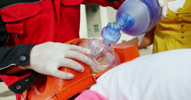 Un ambulancier donne de l'oxygène à une fille blessée — Video