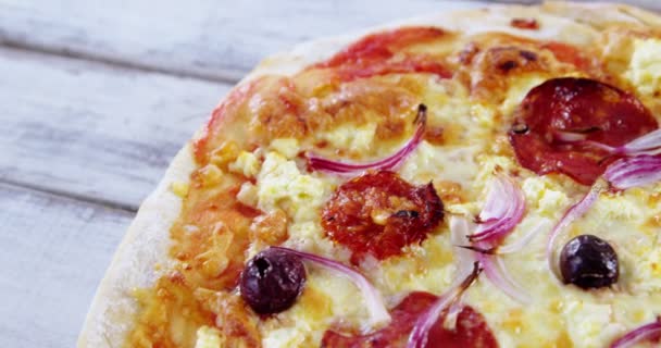 Запечена піца на тарілці — стокове відео