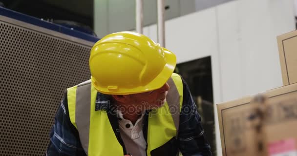 Ingeniero escribiendo en portapapeles — Vídeos de Stock