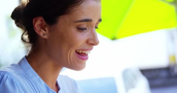 Sorrindo mulher de negócios usando o telefone móvel — Vídeo de Stock