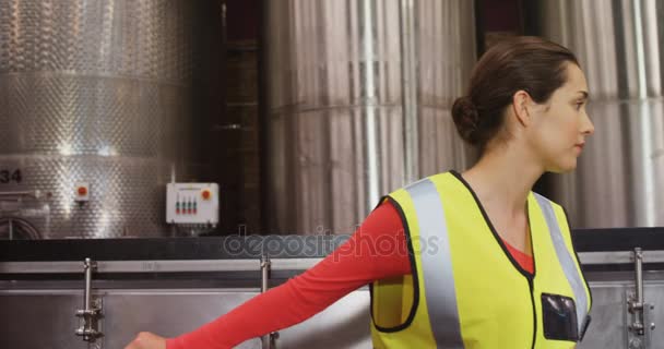 女性労働者運ぶ段ボール ボックスのトロリー — ストック動画