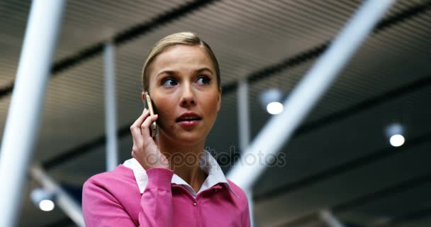 Mujer hablando por teléfono móvil — Vídeos de Stock