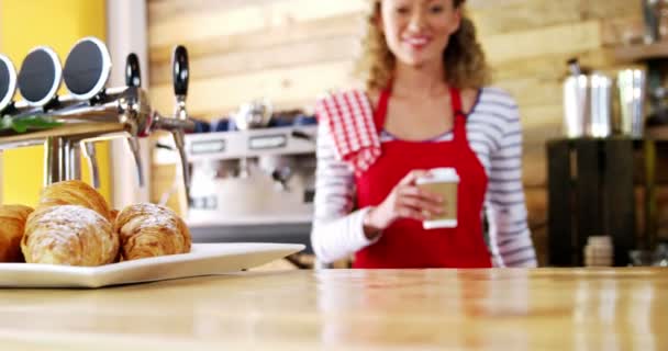 Waitress serving a coffee at counter — Stock Video