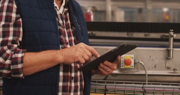 Arbeiter nutzt digitales Tablet in Flaschenfabrik — Stockvideo