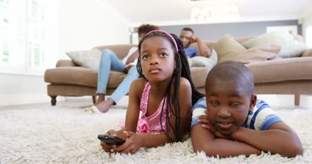 Children watching television in living room — Stock Video