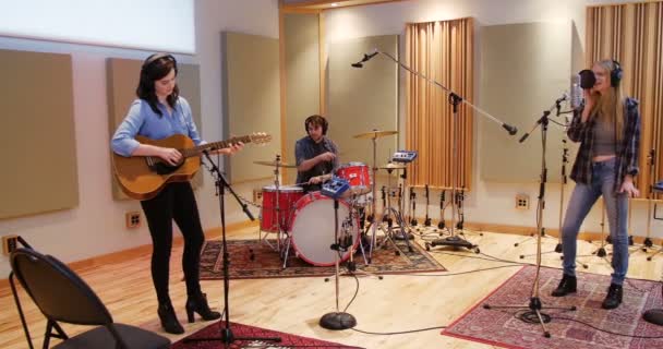 Banda de música actuando en un estudio — Vídeo de stock