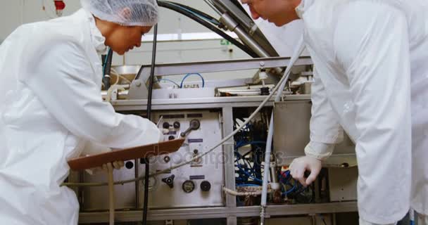 Equipo de carnicero examinando la máquina — Vídeos de Stock