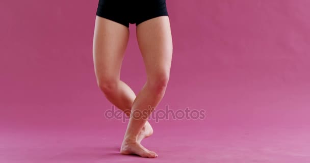 Bailarín practicando danza contemporánea — Vídeo de stock