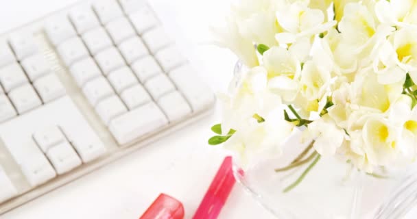 Vaso de flores, xícara de chá com macaroon e teclado — Vídeo de Stock