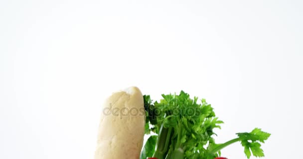 Свежие овощи в сумке — стоковое видео