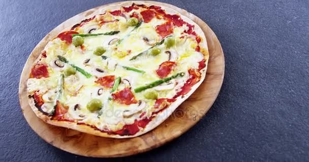 Gebakken pizza met plantaardige toppings — Stockvideo