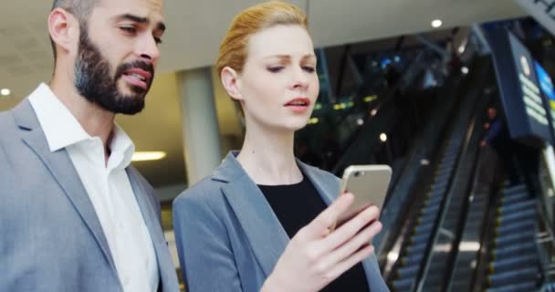 Les gens d'affaires discutent sur smartphone — Video