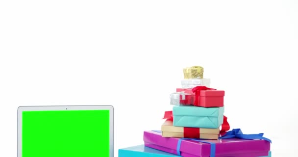 Cajas de regalo envueltas con ordenador portátil — Vídeos de Stock