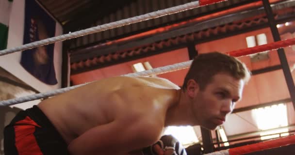 Уставший боксер выходит из ринга — стоковое видео