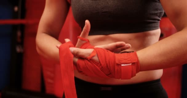 Boxeador femenino con correa roja en la muñeca — Vídeos de Stock