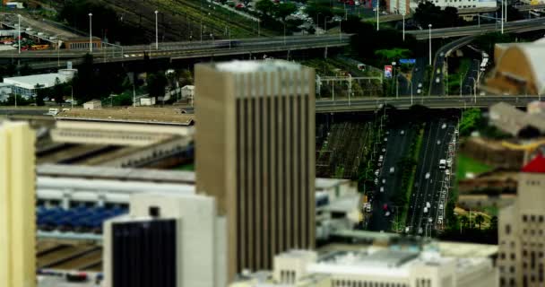 Veículos em movimento na estrada — Vídeo de Stock