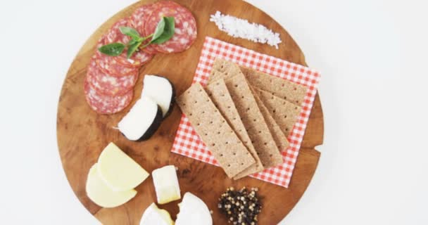 Queso con jamón sobre tabla de madera — Vídeo de stock