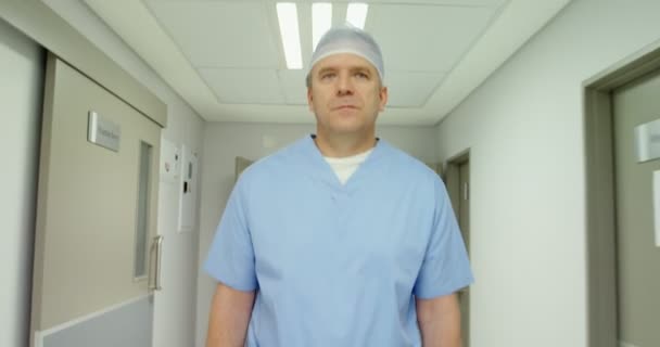 Хирург идет по коридору — стоковое видео